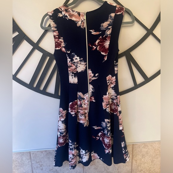 Dynamite dress - Picture 2 of 3